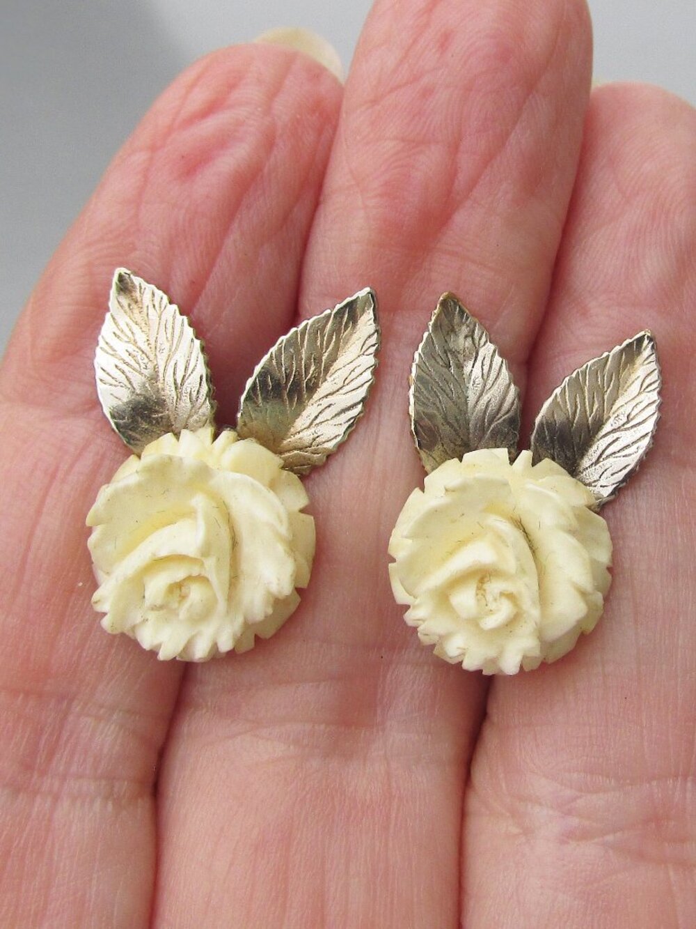 Vintage Pale Gold Tone Carved ROSE & Leaves Pierced Stud Earrings